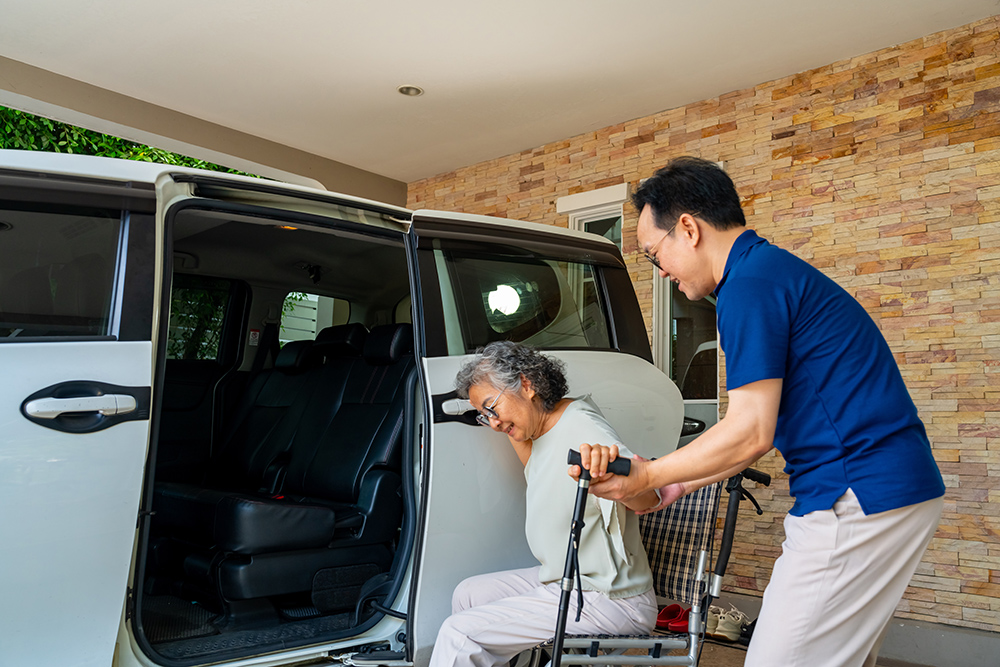 車いすでタクシーを利用するには？一般・介護・UDタクシーの違いと選び方を解説
