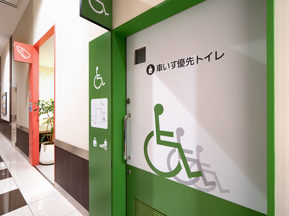 インクルージョンとバリアフリーの違いとは?意味・事例・ユニバーサルデザインとの関係も解説