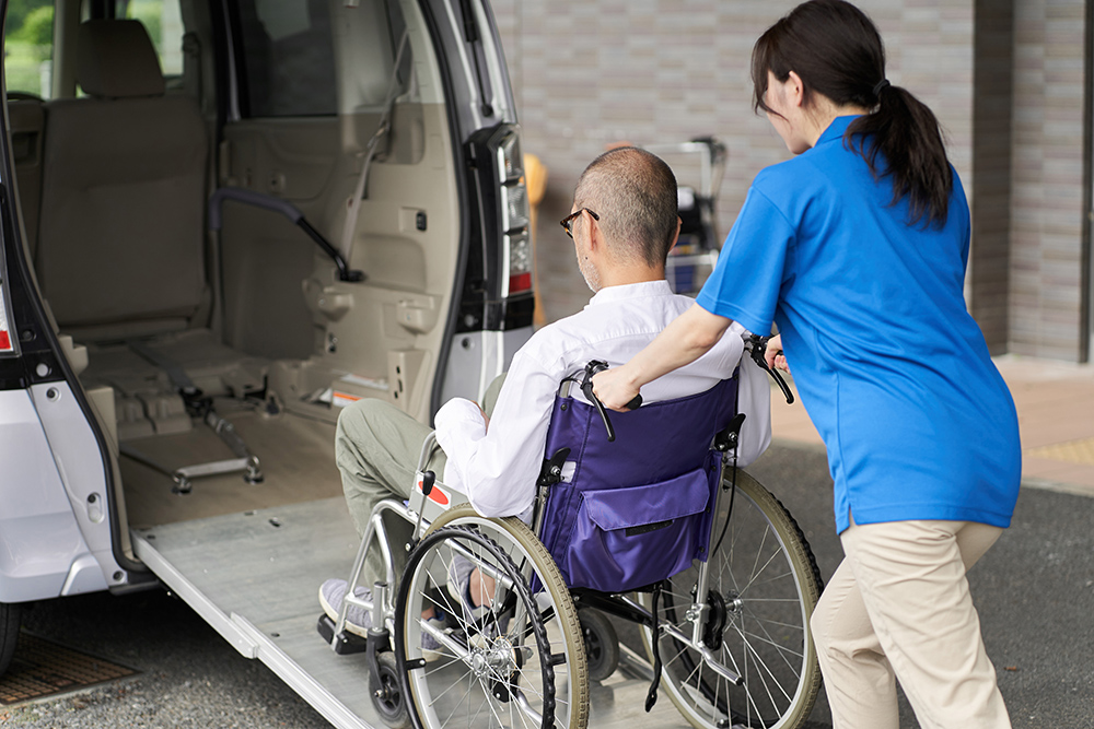 車いすでタクシーを利用するには？一般・介護・UDタクシーの違いと選び方を解説