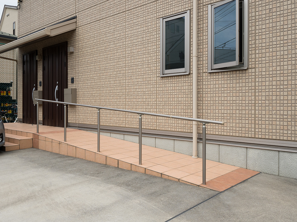 バリアフリー 階段を自宅に取り入れるためのポイントと費用ガイド