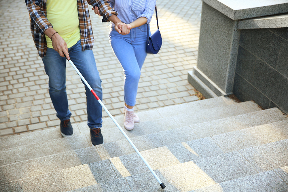 視覚障がい者に配慮したバリアフリーの例とは？身近にある取り組みを紹介