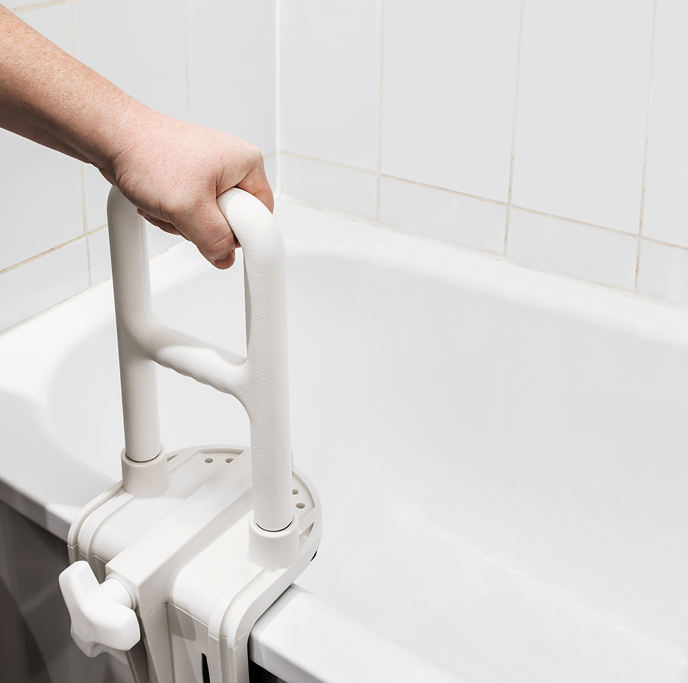 バリアフリーな浴槽の「またぎ」設計と安全な選び方