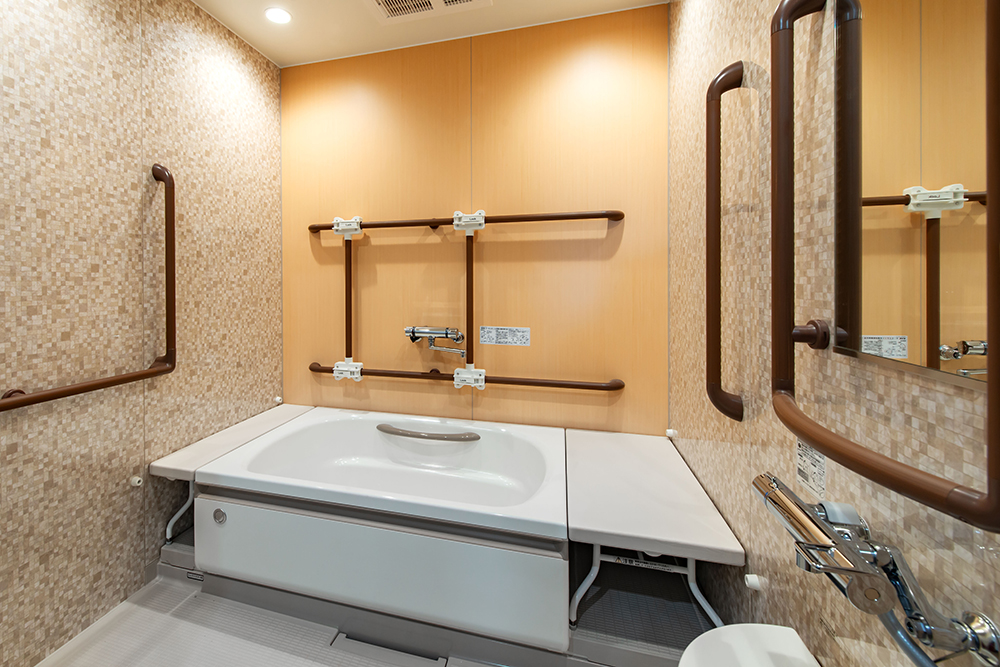 バリアフリーな浴槽の「またぎ」設計と安全な選び方